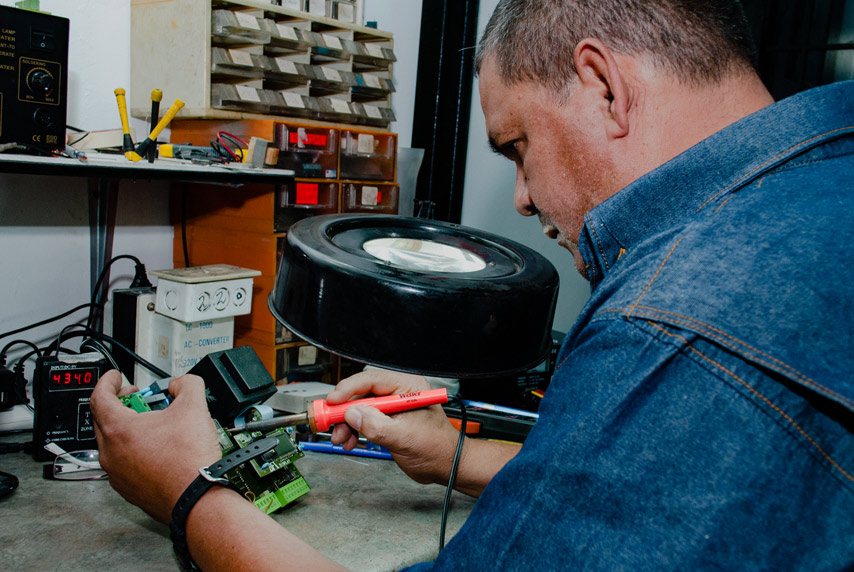 Técnico de Servidoor reparando