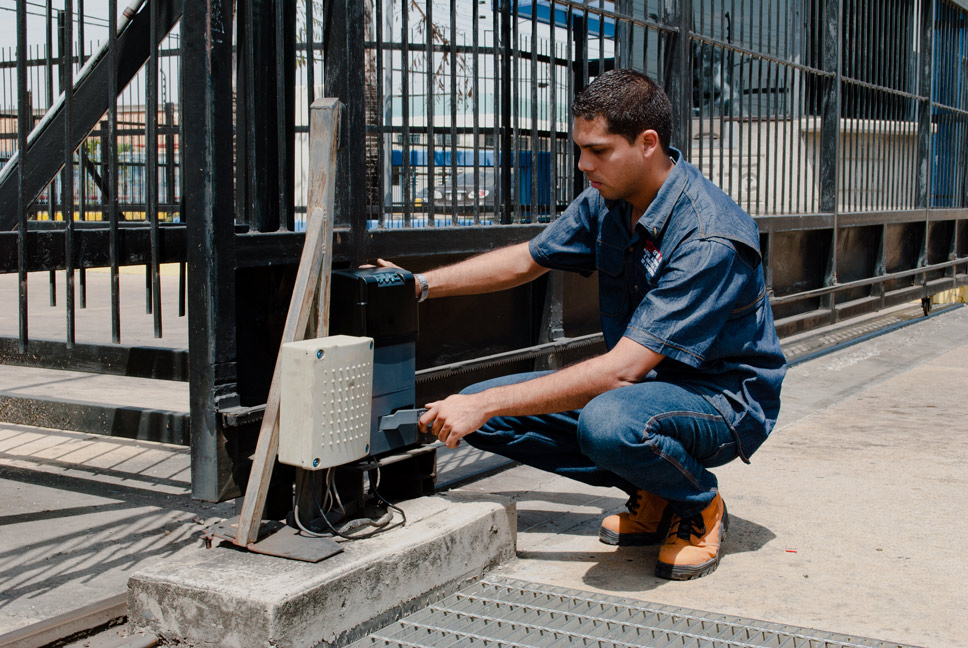 Técnico de Servidoor instalando